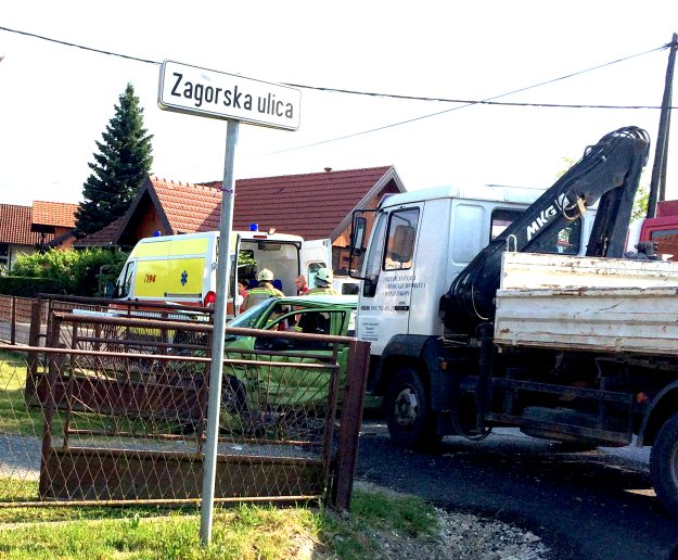 Automobil završio pod kamionom: U Jakovlju jedna osoba poginula