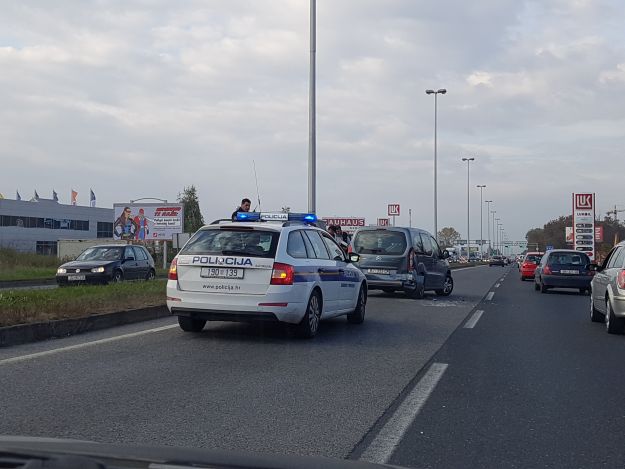 FOTO Sudar na Slavonskoj aveniji izazvao veliku gužvu, kolona do Sesveta