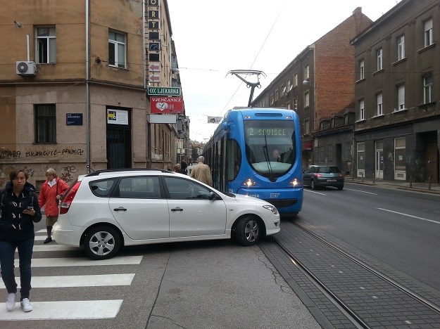 FOTO Autom se zabila u tramvaj na Ilici