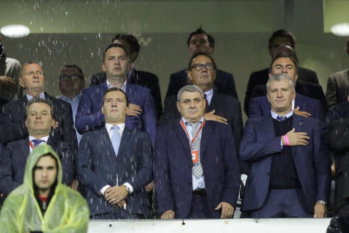 MAMIĆ, ŠUKER, BANDIĆ... Samo jedan "uglednik" ne drži desnicu na srcu za vrijeme Lijepe naše