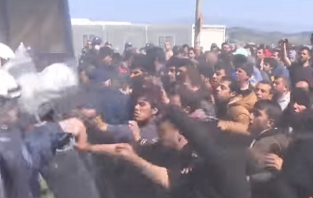 VIDEO Žestok sukob policije i migranata u Grčkoj, 11.500 ljudi zatočeno u "modernom Dachauu"