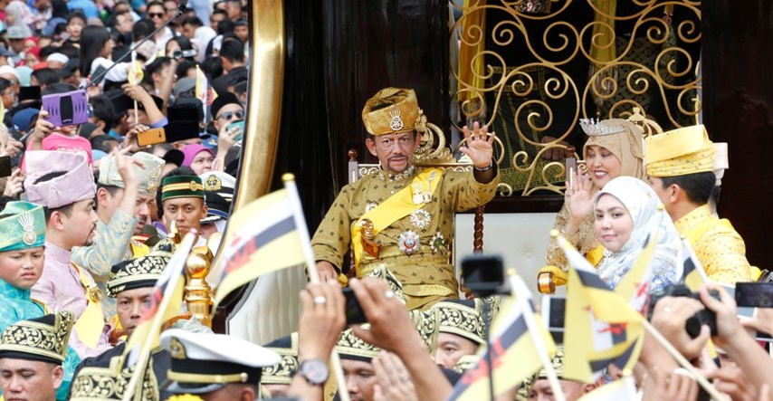 Kontroverzni brunejski sultan slavi 50 godina vladavine vozeći se u pozlaćenoj kočiji