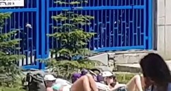 VIDEO Turistkinje se sunčale na travi ispred zagrebačkog Autobusnog kolodvora