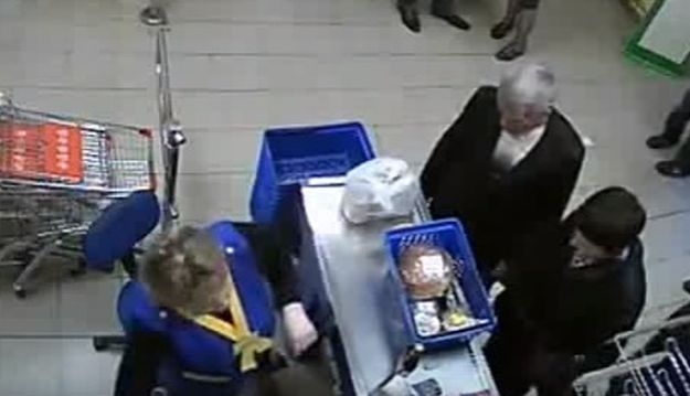 Mladić uhićen nakon što je pokušao skenirati svoj penis na blagajni