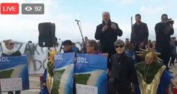VIDEO U Supetru održan prosvjed protiv koncesije na Bolu: "Ja sam rođen na Zlatnom ratu, nećete!"