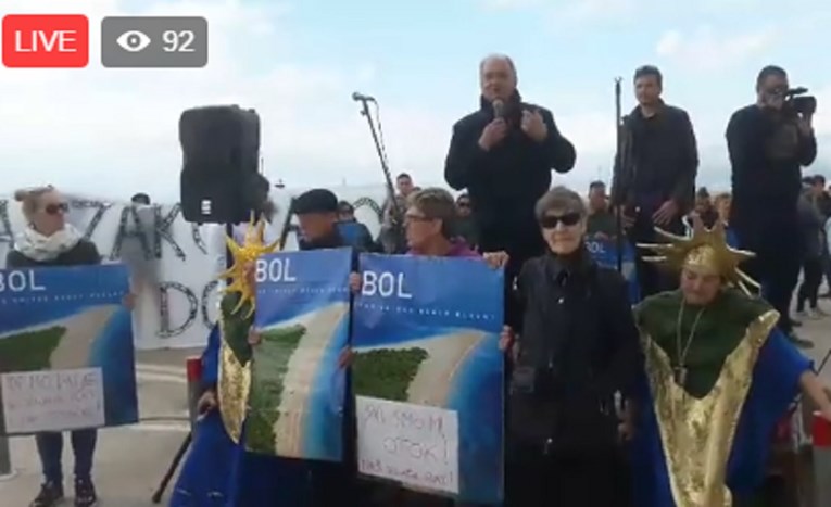 VIDEO U Supetru održan prosvjed protiv koncesije na Bolu: "Ja sam rođen na Zlatnom ratu, nećete!"