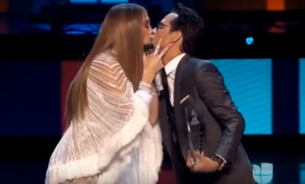 VIDEO Što će reći nova supruga? Jennifer Lopez pred prepunom dvoranom poljubila bivšeg