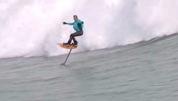 Ovaj surfer zapravo ne surfa, on lebdi nad valovima