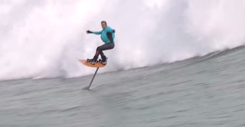 Ovaj surfer zapravo ne surfa, on lebdi nad valovima