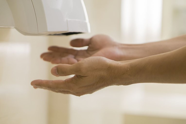 Sušite ruke na sušilima u javnim WC-ima? Nakon ovog mogli biste prestati s tim