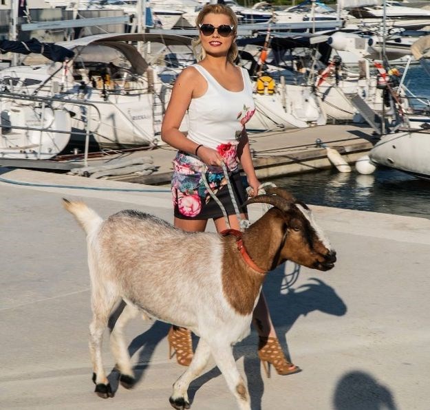Nakon prekida s dečkom, Andrea Šušnjara prošetala uz more s kozom