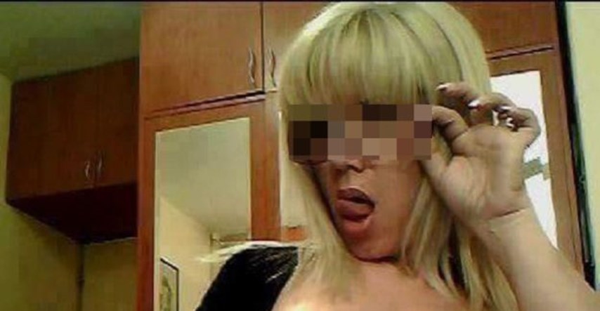 Procurila nova fotografija profesorice iz Srbije: Ona kleči u čamcu, golišavi učenik je mazi