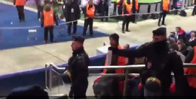 Pariška policija suzavcem na navijače Chelseaja