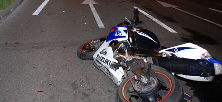 Tinejdžer bez vozačke sjeo na motor, zabio se u parkirani Mercedes i na mjestu poginuo