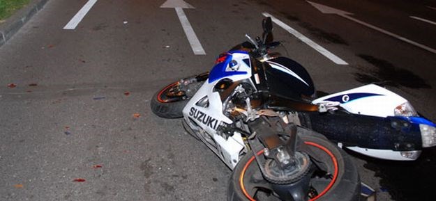 Vozač automobila oborio motociklistu i pobjegao, policija zove očevice nesreće