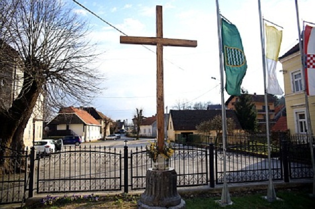 U antički sunčani sat ispred crkve kod Duge Rese zabili ogroman drveni križ