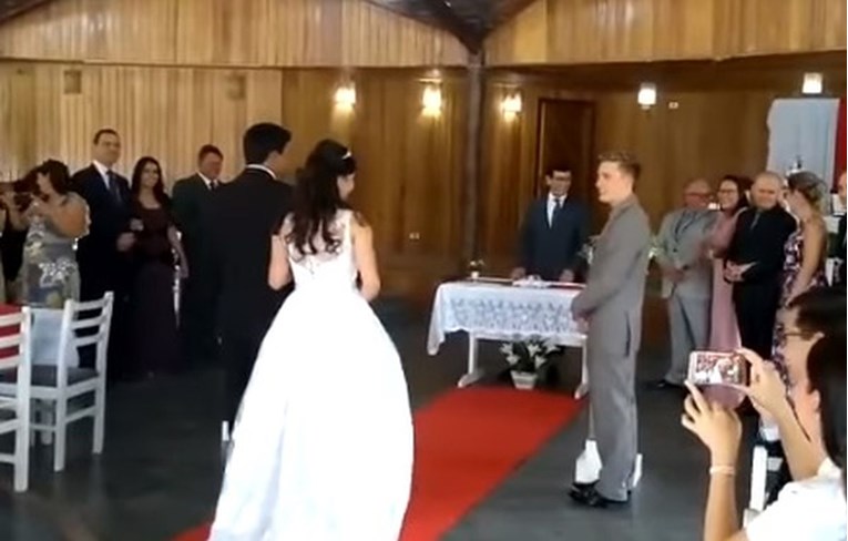 VIDEO Porno Svadbeni marš: Mladenku otac pratio do oltara, a onda se začulo stenjanje
