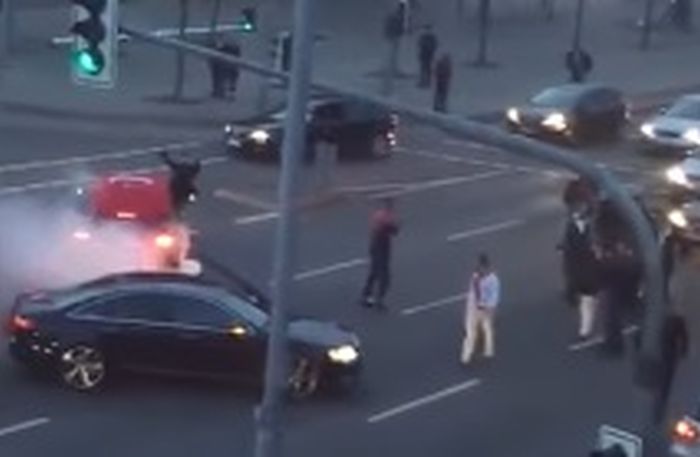 VIDEO Svatovi blokirali promet usred grada i pucali iz pištolja