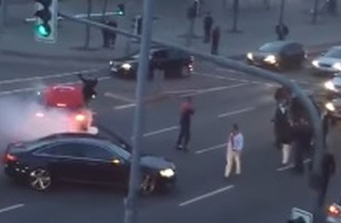 VIDEO Svatovi blokirali promet usred grada i pucali iz pištolja