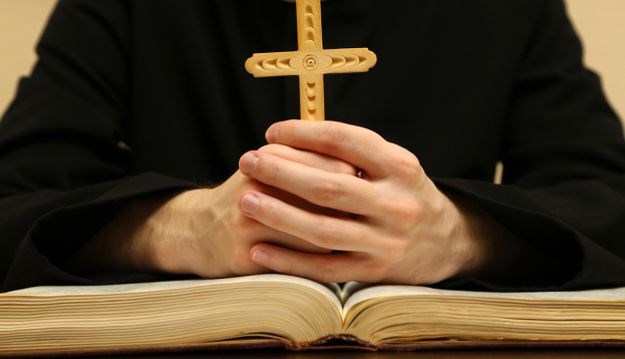 Najzabavnija pitanja za hrvatske svećenike: Može li vjernik biti nudist? Kupuju li se sakramenti?