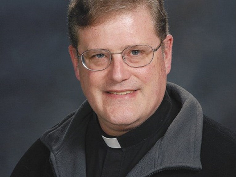 Katolički svećenik u SAD-u podnio ostavku: "Palio sam križeve u Ku Klux Klanu"