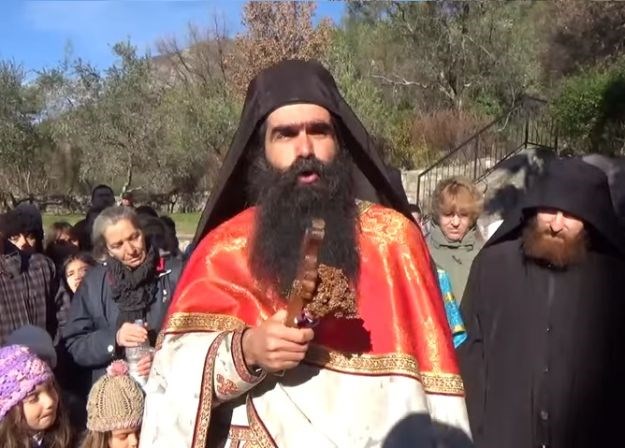 Pravoslavni svećenik postao hit: "Voda je preskupa, a heroin loš i nikakav"