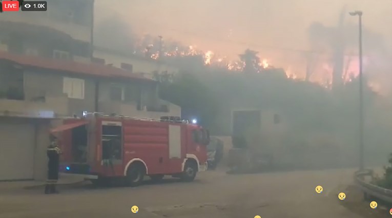 UPRAVO NAM STIŽU NOVE SNIMKE Žrnovnica u okruženju, sve gori, vatrogasac pao u nesvijest