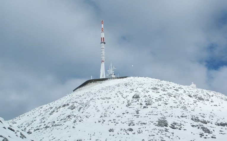 Tri obitelji s puno djece snijeg zarobio na vrhu Biokova, HGSS ih morao spašavati