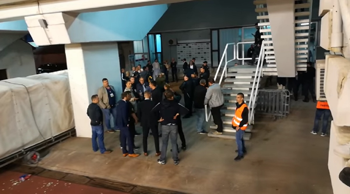 Pogledajte kako policija čuva direktora Dinama nakon incidenta u svečanoj loži Poljuda
