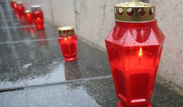 Pred poslovnim bankama u Puli zapaljene svijeće za "žrtve švicaraca"
