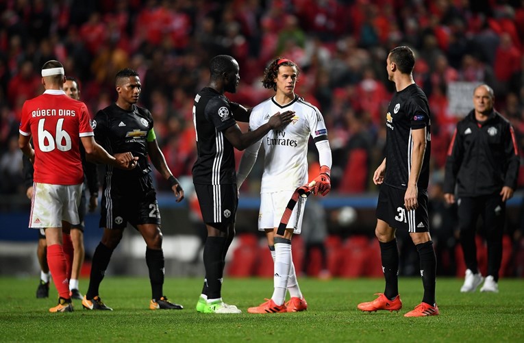 Igrači Uniteda tješili srpskog vratara koji je Unitedu poklonio gol, Mourinho oduševljen: "Mali je zvijer, bit će velik"