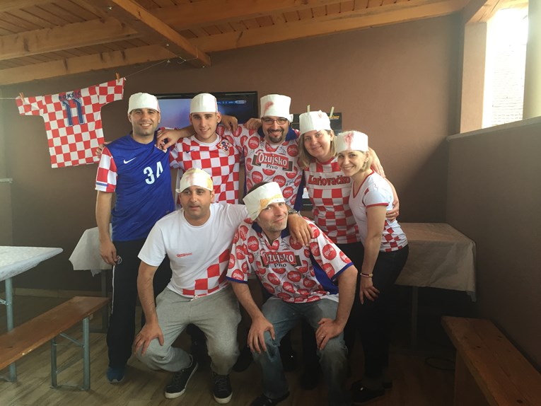 FOTO Hrvatski navijači zbog Ćorluke nose zavoje na glavi!