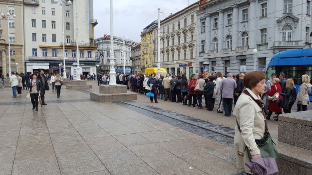 Hrvati ludi za diranjem mrtvaca: Red za dodirnuti sv. Leopolda proteže se od Kaptola  do Ilice