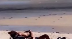 VIDEO Poseksali se na popularnoj plaži usred dana, nisu ni primijetili da ih netko snima