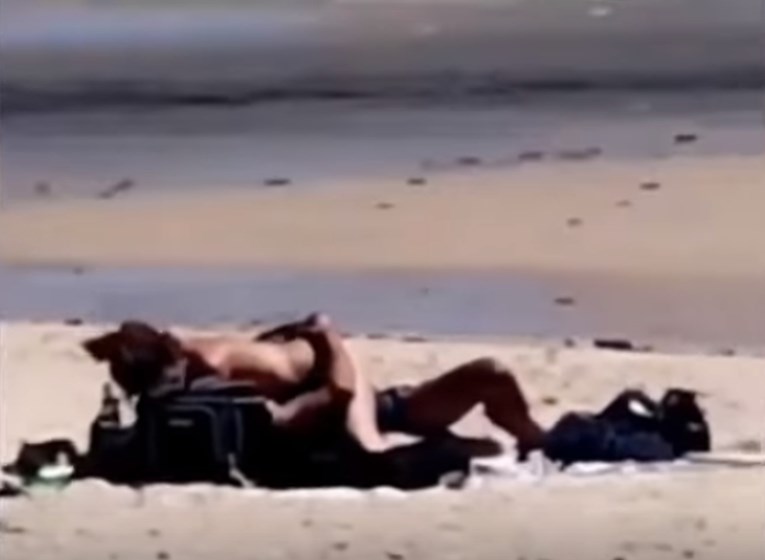 VIDEO Poseksali se na popularnoj plaži usred dana, nisu ni primijetili da ih netko snima
