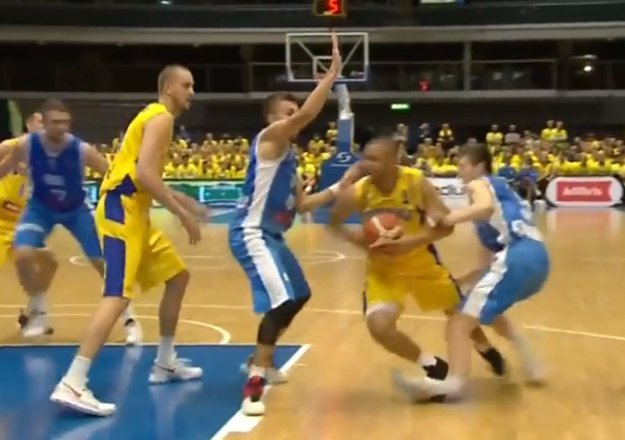 Uznemirujući video: Košarkaš reprezentacije BiH slomio nogu na utakmici