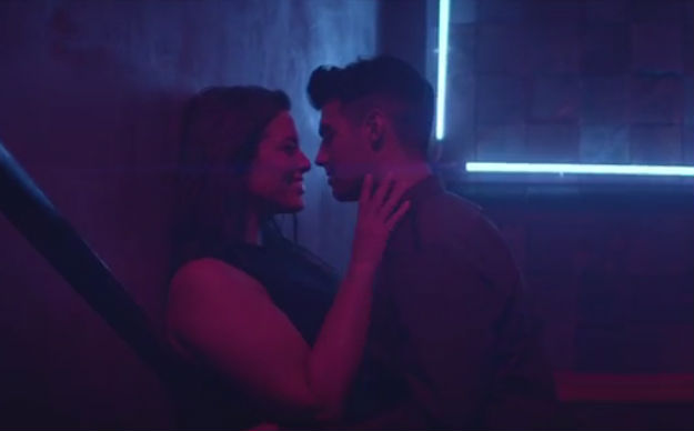 Joe Jonas prepipao plus size manekenku Ashley Graham u spotu za pjesmu "Toothbrush"