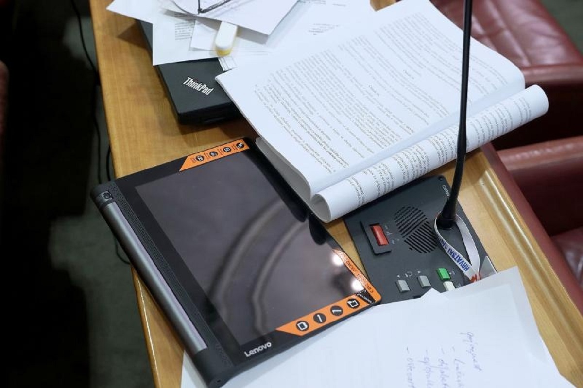FOTO Zastupnicima smo kupili nove tablete, a stolovi su im i dalje zatrpani papirima