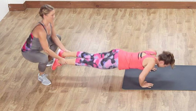 Jutarnji trening u dvoje - "dječja" zabava za čvrsto tijelo, trbuh i ruke