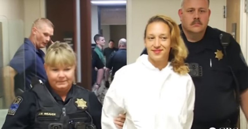 VIDEO Majka u SAD-u izbola kćer više od 50 puta pa zapalila kuću, uhićena s osmijehom na licu