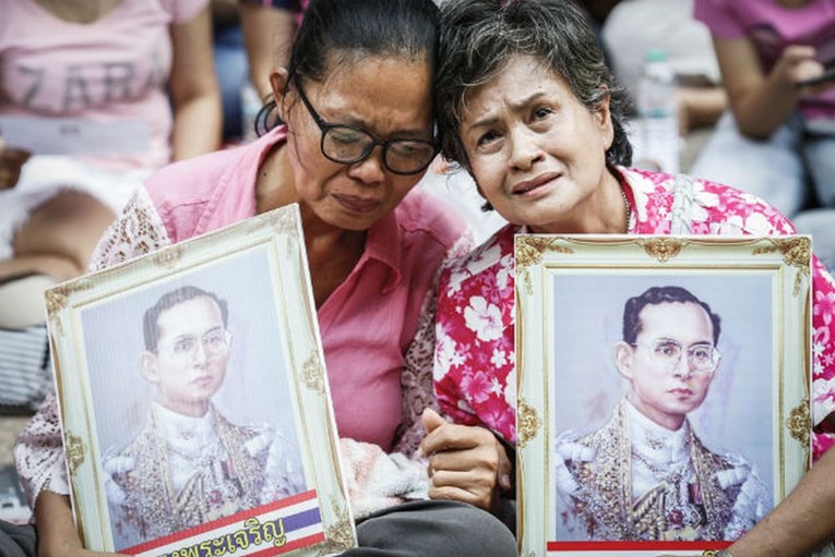 Milijuni Tajlanđana opraštaju se od kralja čije će tijelo napokon biti kremirano