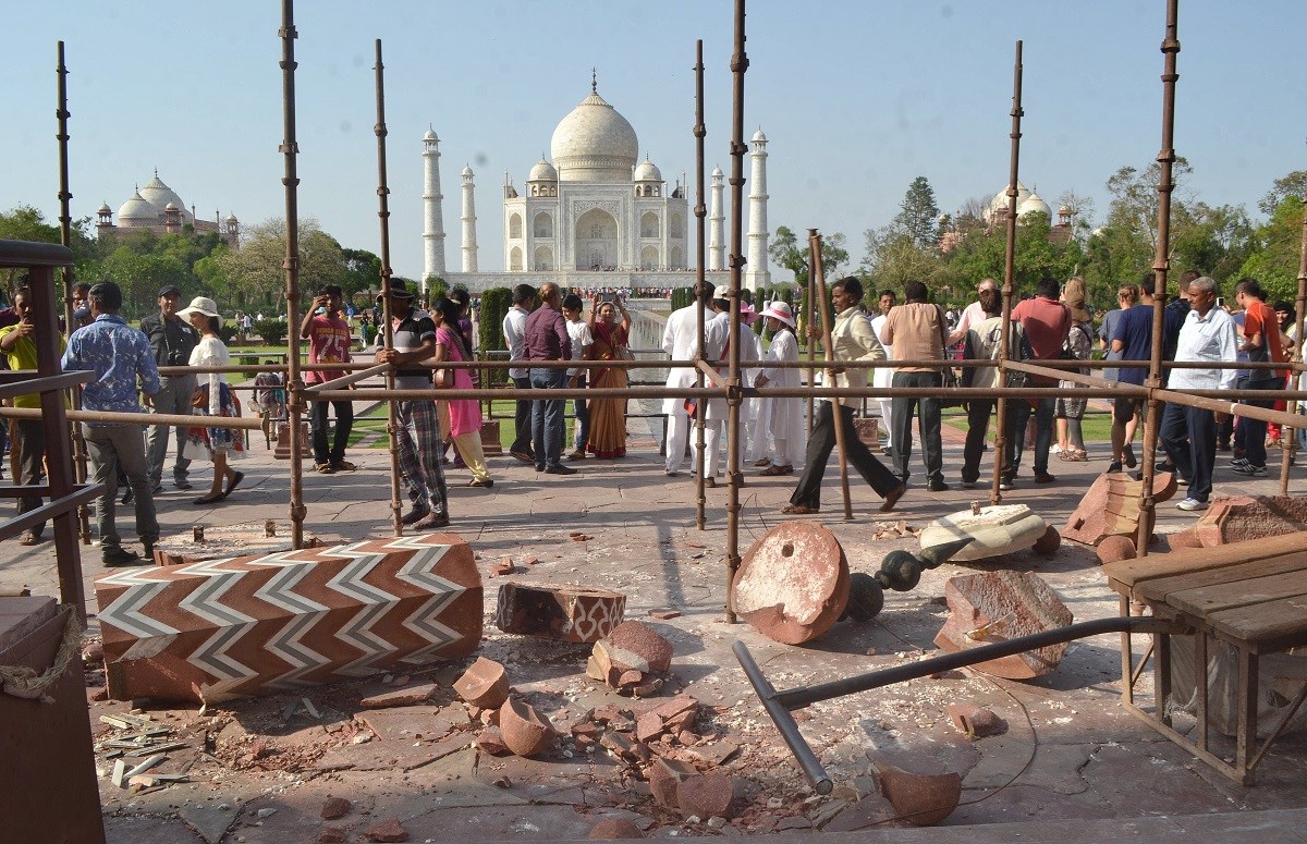 VIDEO U oluji oštećena dva tornja na ulazu u Taj Mahal