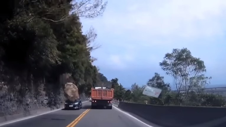 VIDEO Ogromna stijena pala na cestu u Tajvanu, vozač za dlaku izbjegao smrt