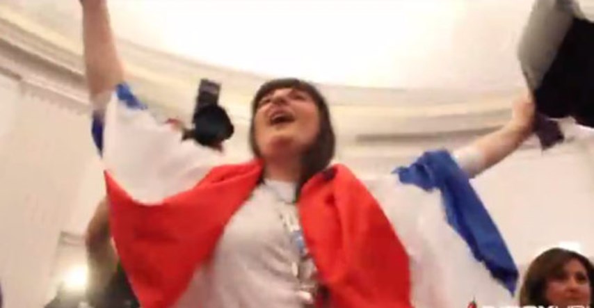 Voditeljica Josipovićeve kampanje skroz se opustila: Ogrnula se zastavom i povela pjesmu