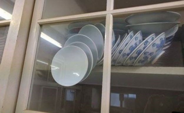 FOTO Ova fotka je izludjela internet - kako otvoriti ormar, a ne polomiti tanjure?