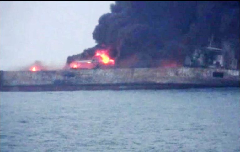 Tanker kod Šangaja gori već tri dana, prijeti eksplozija i nezapamćena katastrofa