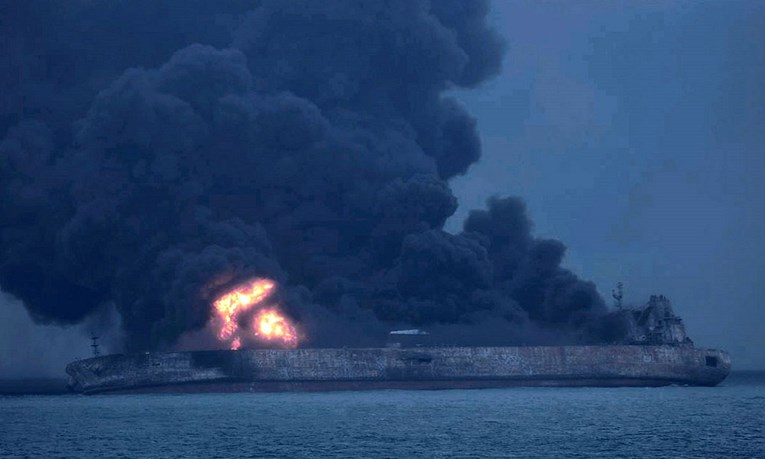 EKOLOŠKA KATASTROFA Potonuli tanker iza sebe je ostavio golemu naftnu mrlju, more prekrio crni dim