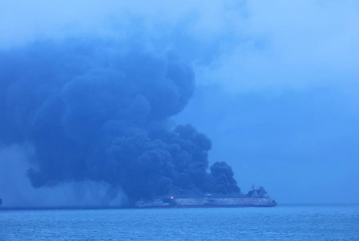 Kineski spasioci pronašli dva tijela na palubi gorućeg iranskog tankera