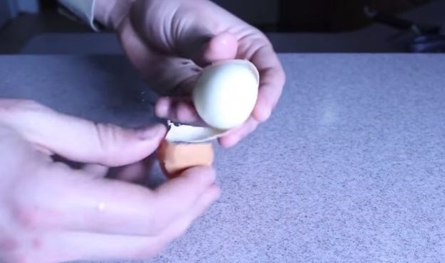 VIDEO Rus smislio najgenijalniji način guljenja jaja