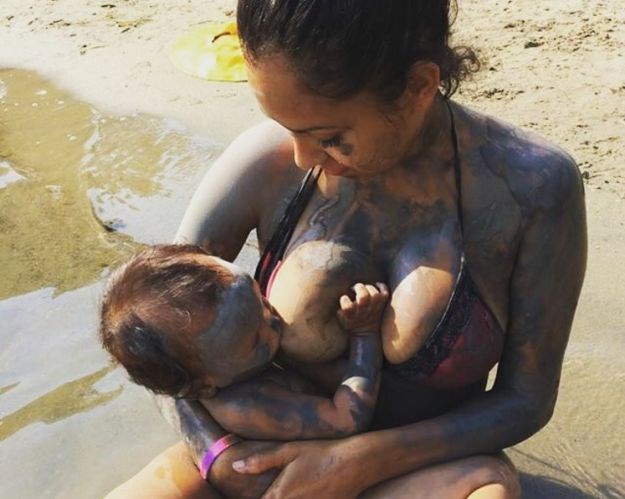 Zvijezdu YouTubea napali zbog videa dojenja sinova: "Ovo je incestuozno"